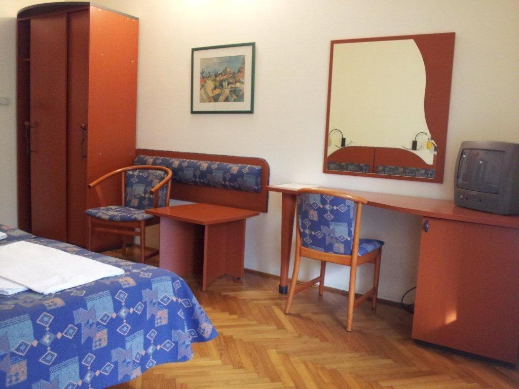 Fenyves Hotel Bekescsaba Ruang foto